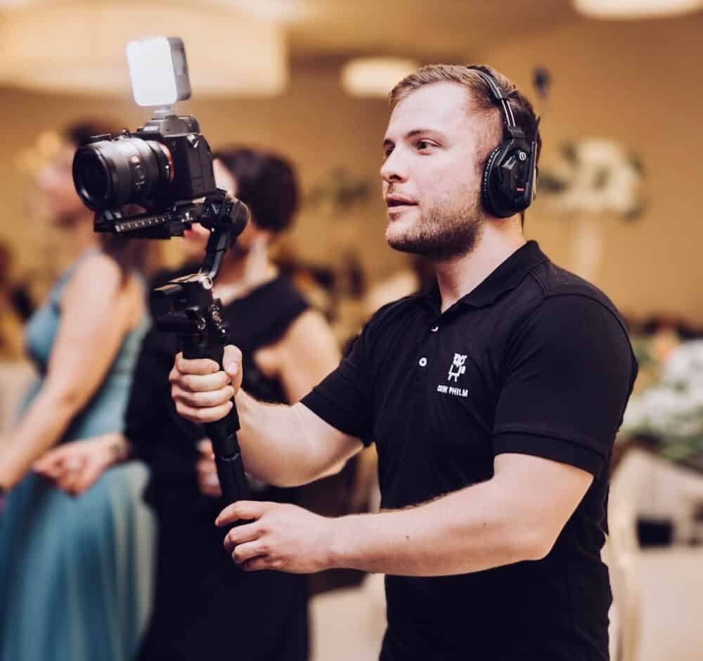 Videograf Phillip Beigelbeck filmt eine Hochzeitsszene